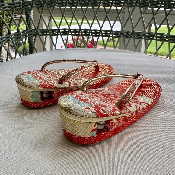 AUTHENTIC, NWOT, VINTAGE JAPANESE GIRLS ZORI GEISHA SANDALS. SILVER BELL IN HEEL - Picture 2 of 9